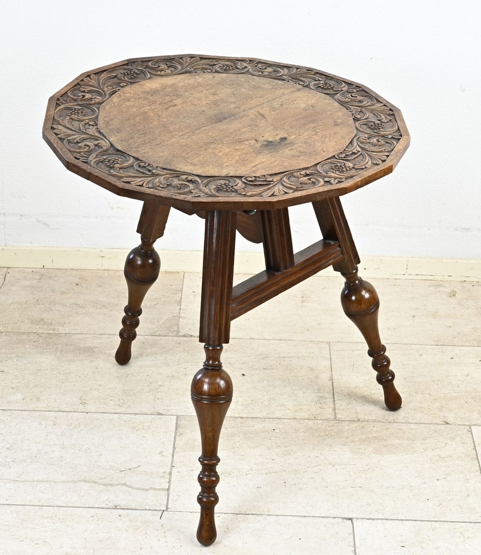 Side table: 19th century Dutch oak bottle leg table with floral carving on angular top. 'Flap on the wall'. Dimensions: 68 x 65 x 65 cm. In good condition.