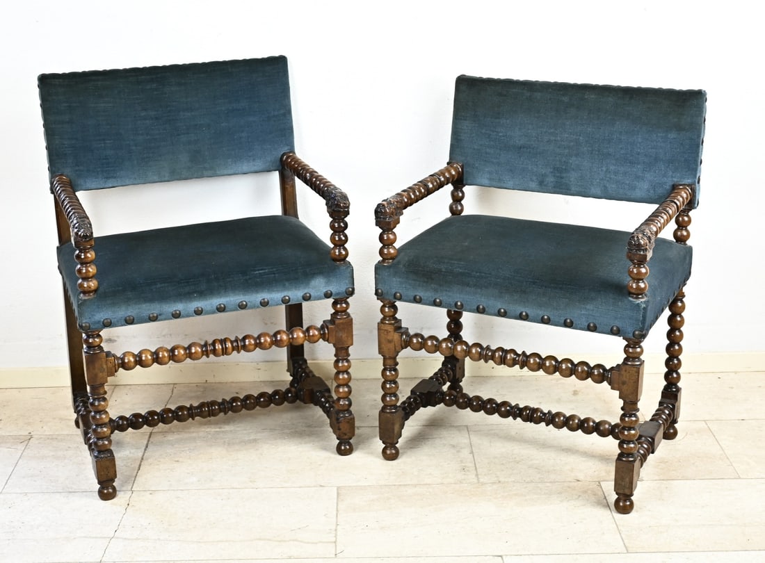 2x Armchair/lion head: Two 18th century twisted wooden armchairs with lion heads and velvet upholstery. Dimensions: 90 x 60 x 50 cm. In good condition.