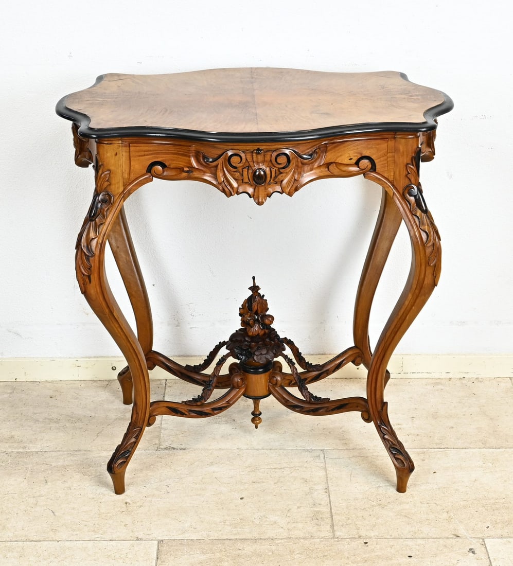 Side table (spider): Dutch carved walnut Willem III side table with interconnected legs and various carvings. Circa 1860. Dimensions: 76 x 75 x 49 cm. In good condition.