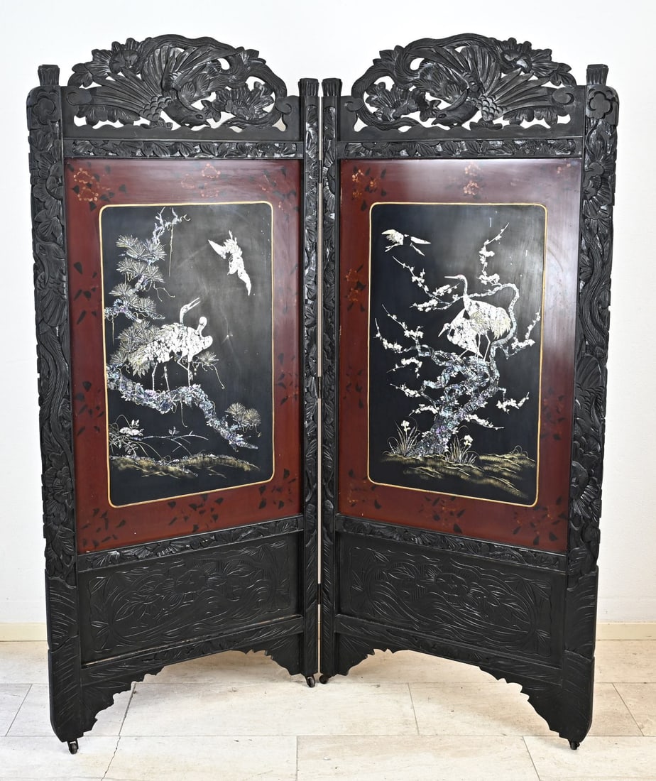 Chinese room divider, 185 x 160 x 6 cm.: Large, double-sided Chinese wooden room divider. Mother of pearl/crane decoration, verso with landscape decoration. Dimensions: 185 x 160 x 6 cm. In good condition.