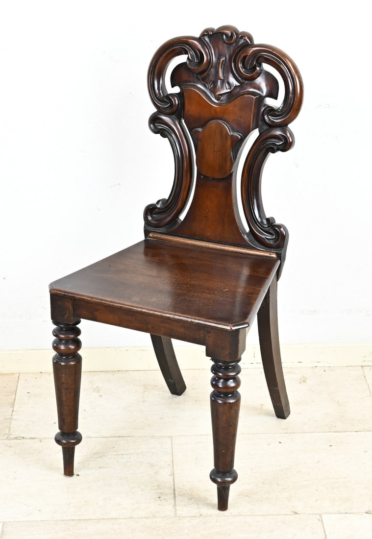 Mahogany chair (English): 19th Century English Victorian carved mahogany chair. Dimensions: 85 x 42 x 36 cm. In good condition.