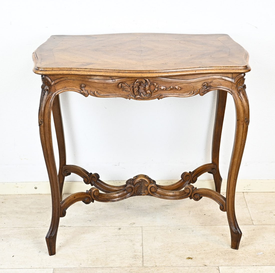 Small table (walnut): 19th century walnut table with interconnected legs and carving. Dimensions: 78 x 50 x 80 cm. In good condition.