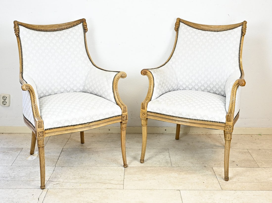 Armchairs: A pair of armchairs in antique style. Mid 20th century. With carving and good upholstery. Dimensions: 94 x 70 x 48 cm. In good condition.