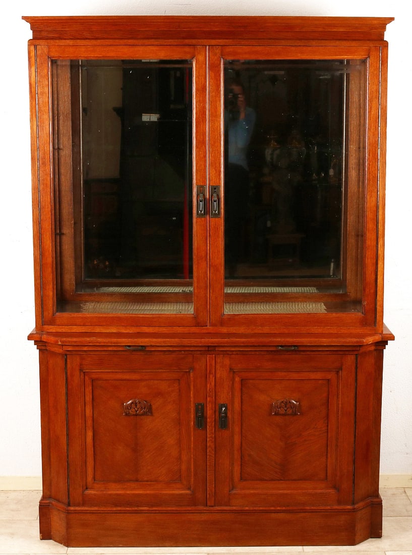 Art Deco display case: Two-piece oak Art Deco display cabinet for collectors. Sides also fitted with doors and facet cut glass. Circa 1920. Dimensions: 178 x 50 x 125 cm. In good condition.