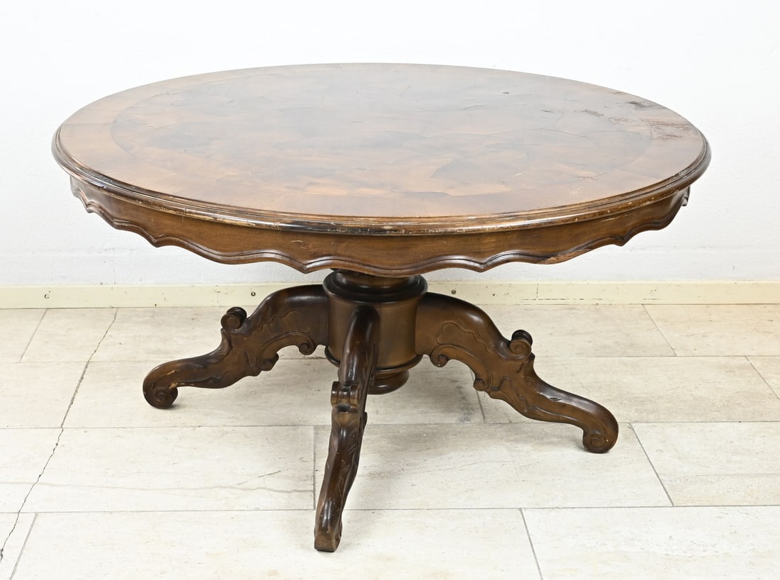 Walnut coffee table Ø 110 cm.: Walnut coffee table on beautiful column leg which is provided with carving. Baroque style. Second half of the 20th century. Dimensions: H 59 x Ø 110 cm. In good condition.
