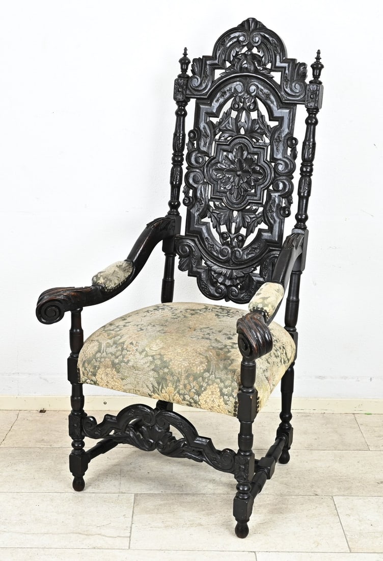 French armchair: Imposing 19th century French oak armchair with beautiful floral carving. Neo Renaissance. Dimensions: 143 x 72 x 70 cm. In good condition.