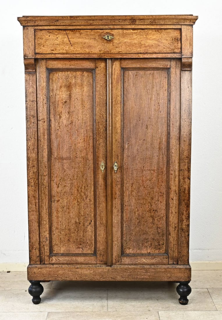 Oak girls' cupboard, 1820: Dutch oak empire girls' cupboard with beautiful patina. Circa 1820. Dimensions: 160 x 100 x 42 cm. In good condition.