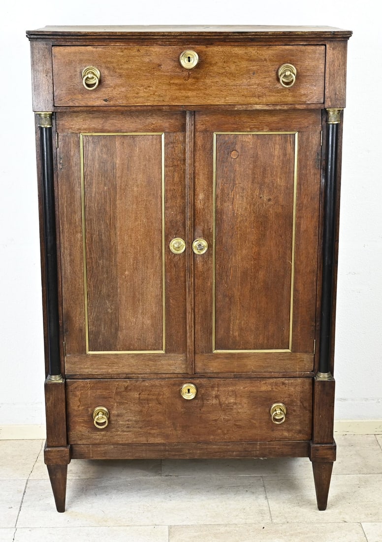 Diaper cabinet, 1800: Antique Dutch diaper cabinet of oak, with half columns and original fittings. Circa 1800. Dimensions: 152 x 90 x 47 cm. In good condition.
