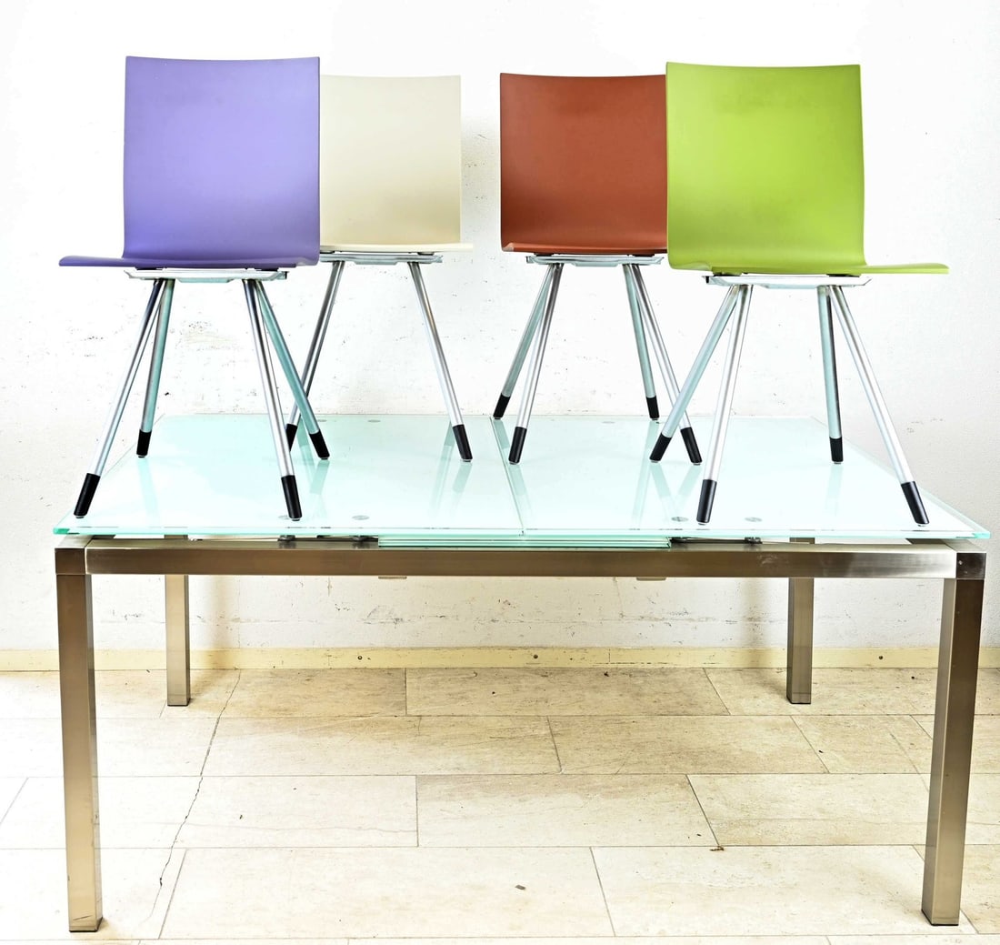 Design dining area (Arco): Design dining area by Arco. Consisting of: Extendable glass dining table, with chrome legs. Plus chairs in four different colours. Dimensions (table): 86 x 52 x 41 cm. In good condition.