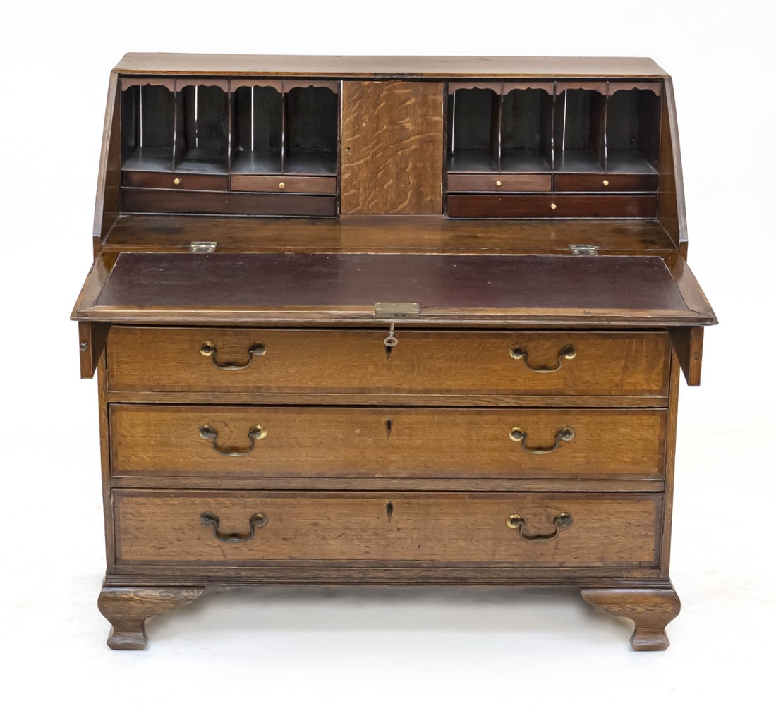 English secretary, 1780.: Beautiful 18th century English flap secretary. Circa 1780. Entirely of oak, the drawers and slanted flap have a mahogany border. Interior with various drawers and a door. Flap is inlaid with leather.
