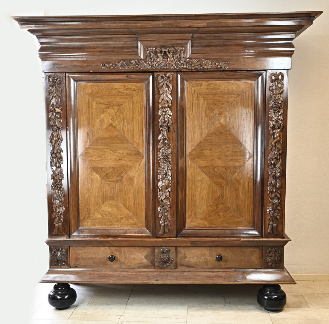 Rosewood vine cabinet: 18th century rosewood vine cabinet. Removable. Doors with beautiful veneer, sides and head with beautiful carving (figures). Entirely standing on ball feet. Dimensions: 216 x 205 x 65 cm. In good