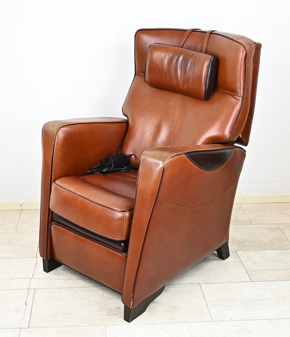 Adjustable leather comfort chair: High-quality processed, electrically adjustable red leather comfort chair. Second half 20th century. Dimensions: 115 x 70 x 105 cm. In good condition.