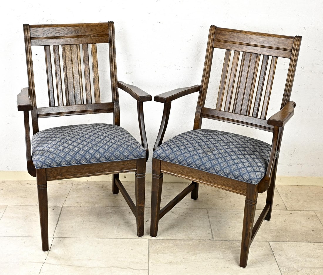 2x Oak armchair, 1920: Two solid oak armchairs with good blue upholstery. Dimensions: 98 x 61 x 53 cm. In good condition.