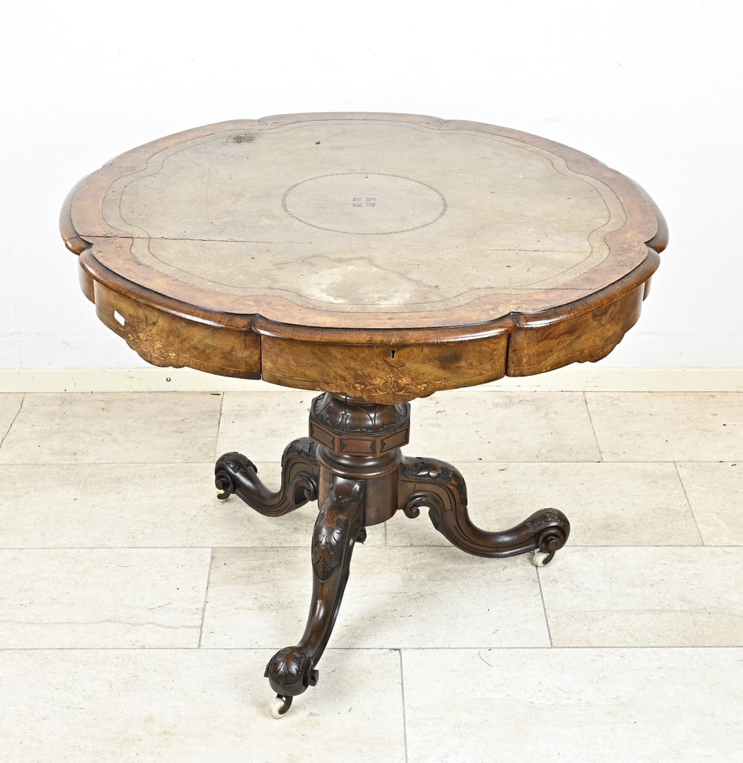 English table with intarsia, 1840: English mahogany table with floral intarsia, top inlaid with leather, table has 4 drawers + carved 4-spant leg. Circa 1840. Dimensions: H 75 x Ø 94 cm. In good condition.