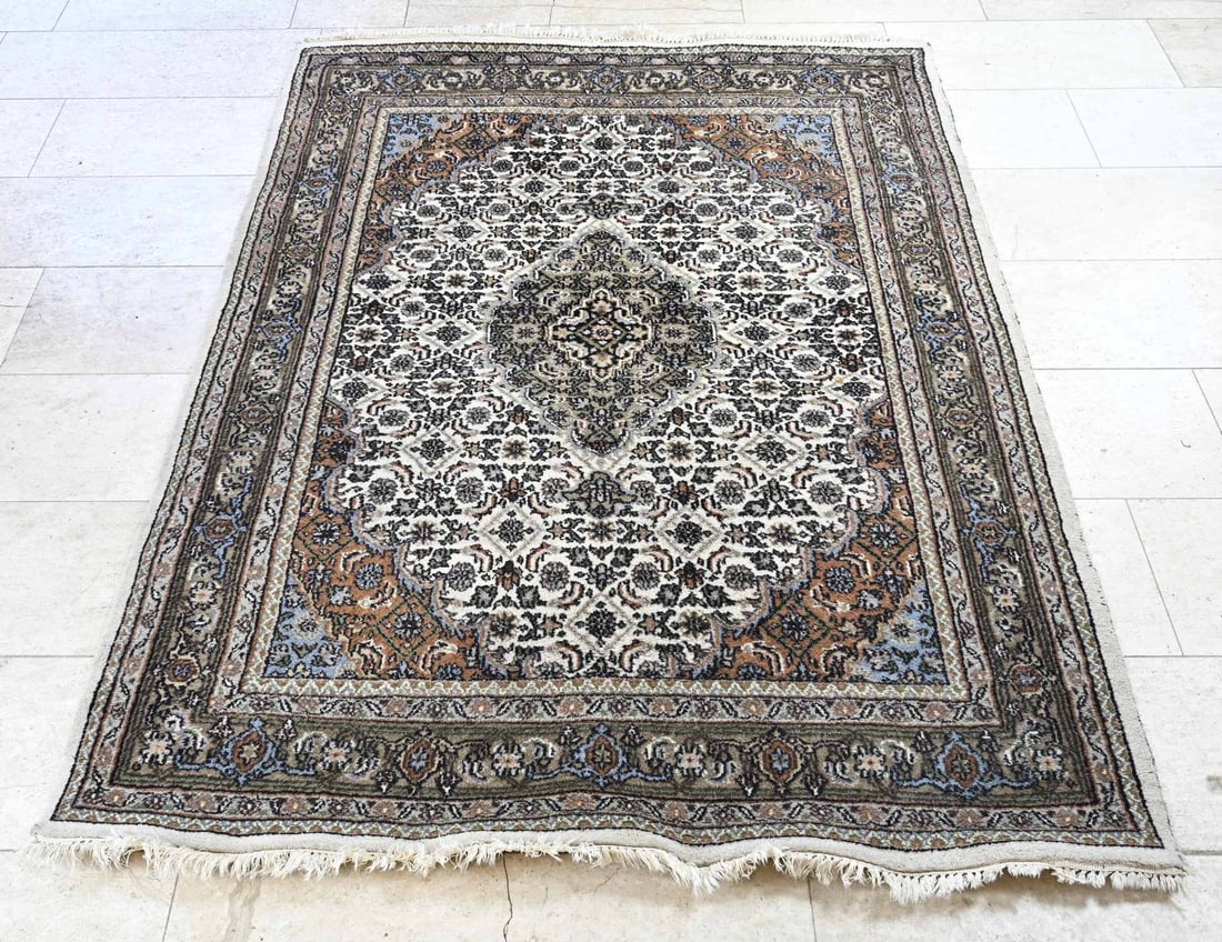 Persian Bidjar rug, 206 x 156 cm.: Old Persian Bidjar rug. Floral decoration. Dimensions: 206 x 156 cm. In good condition.