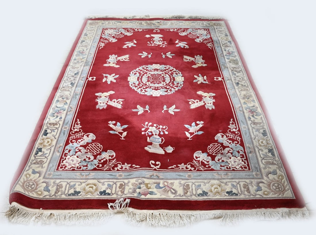 Chinese carpet, 300 x 200 cm.: Large Chinese rug. 20th century. Entirely floral. Decorated with red and various other colours. Dimensions: 300 x 200 cm. In good condition.
