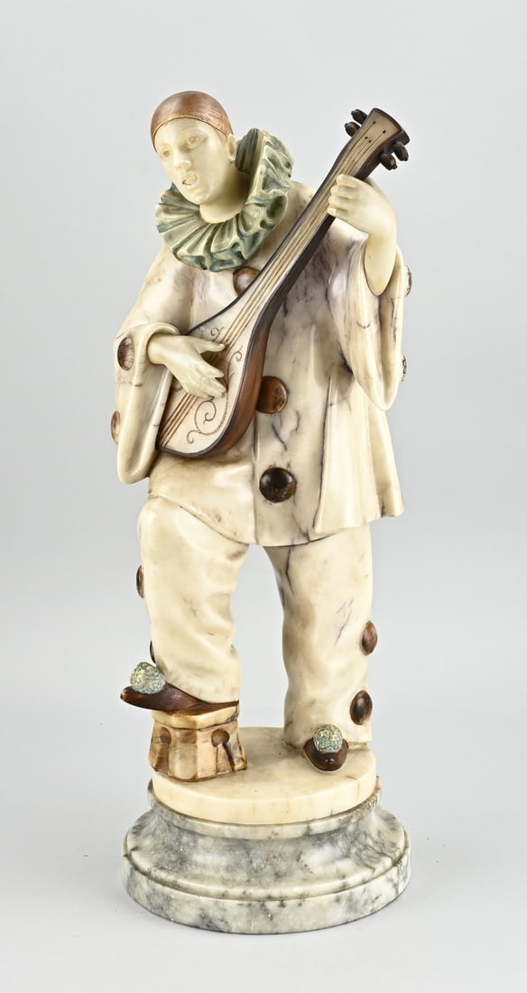 Marble pierrot by R. Anrili: Large signed marble pierrot with lute, by R. Anrili. Italy. 1864 - 1943. Size: 56.5 cm. In good condition.