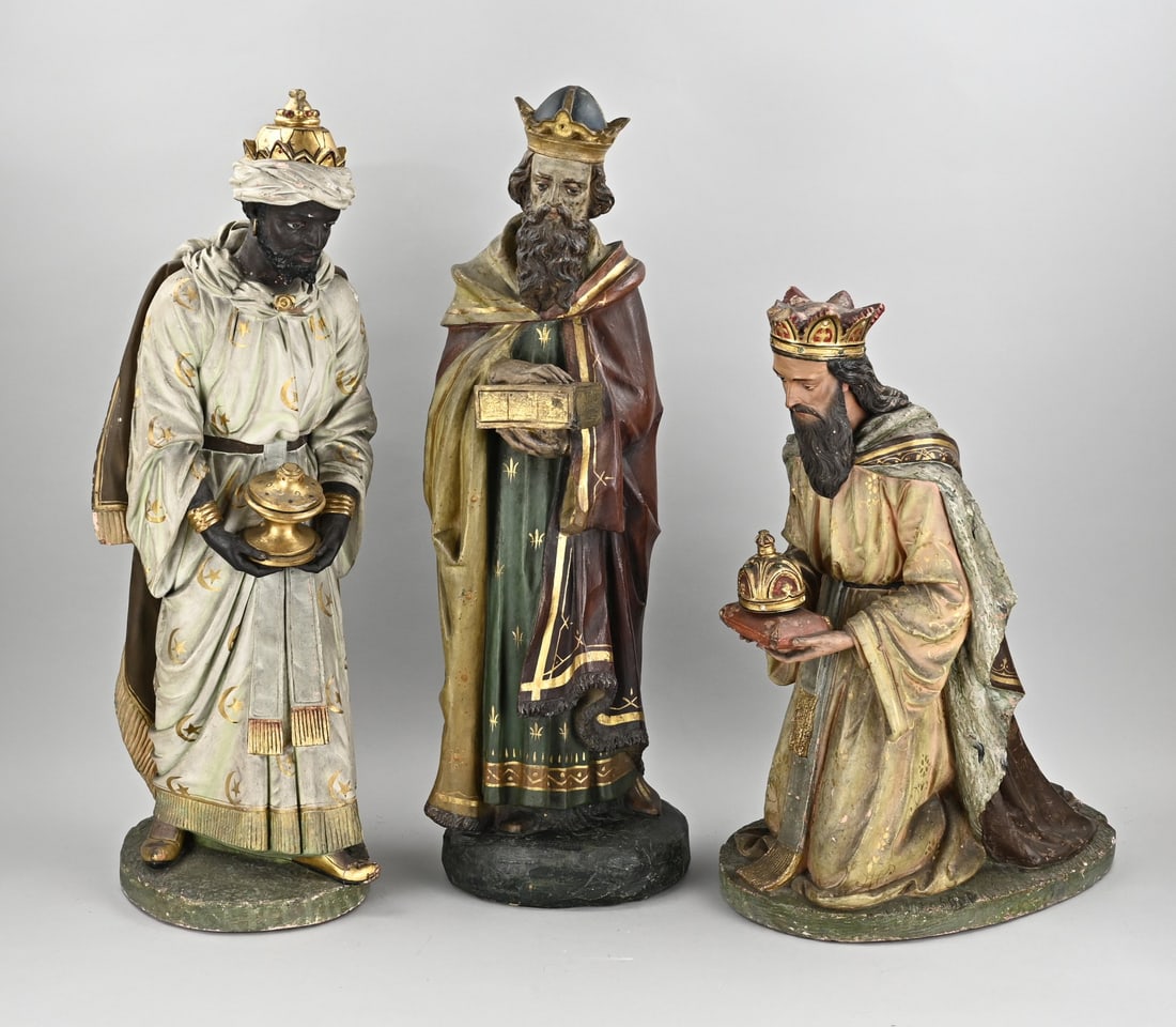 Three Kings: Three 19th century terracotta 3-kings figures with original polychromy + gilding. Some damage. Size: 53 - 70 cm. In good condition.