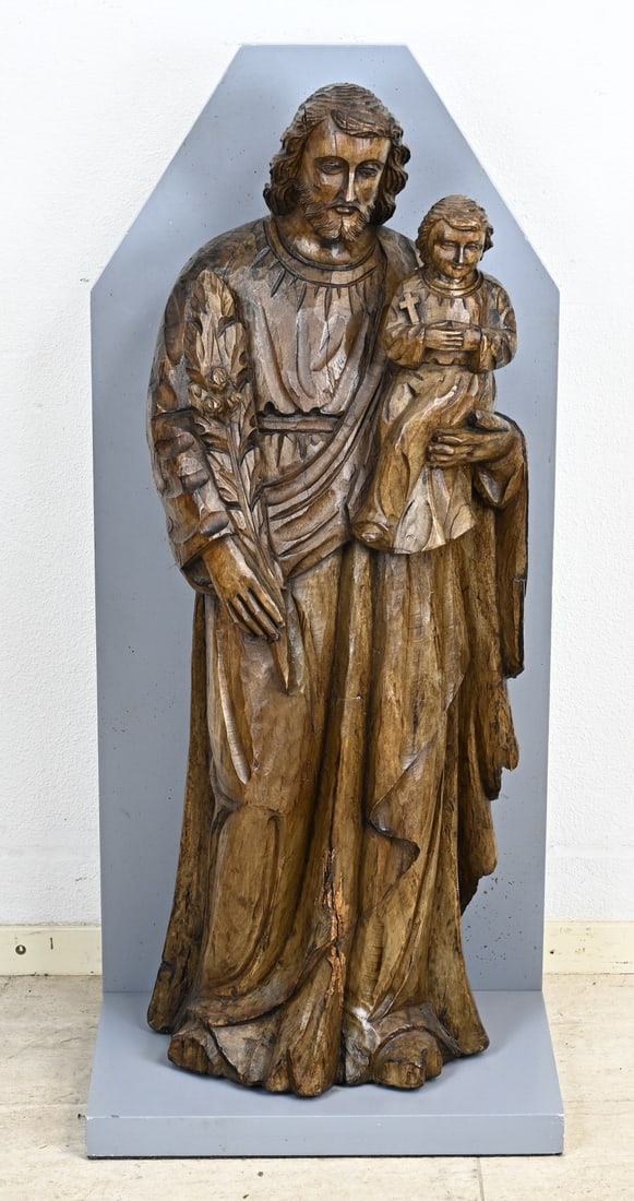 Holy figure, Saint Joseph (1800): Antique Portuguese chestnut wood figure. Saint Joseph. Circa 1800. Dimensions: H 94 cm. In good condition.