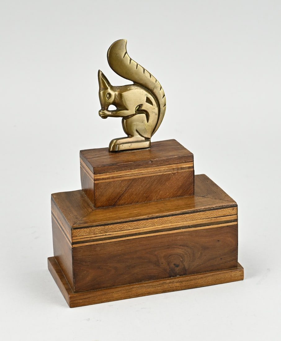 Bronze squirrel: Bronze squirrel. Holland. Design Johannes Bosma. 1879 - 1960. Circa 1925. Art Deco. Size: 9 cm. In good condition.