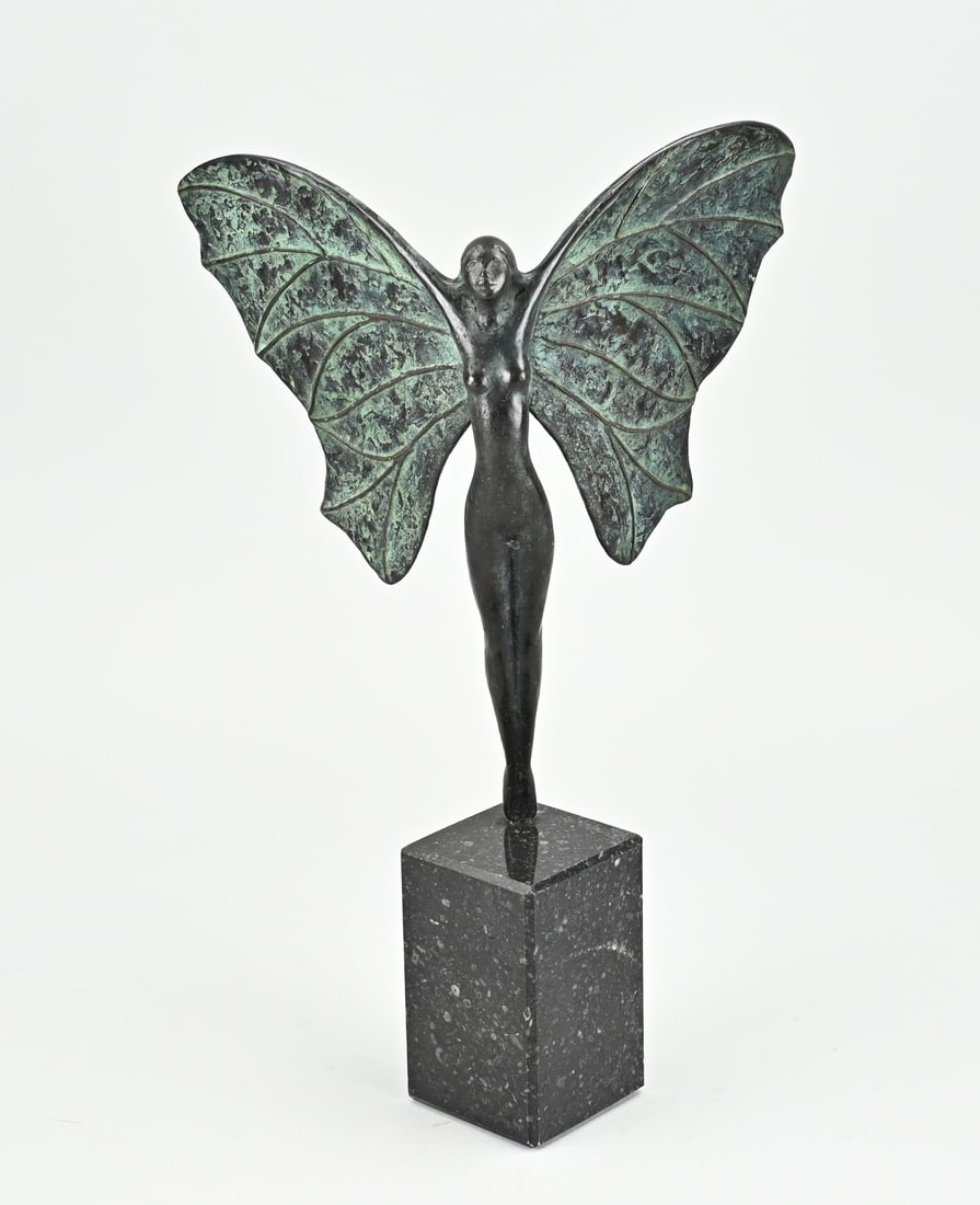 Bronze statue, Wood nymph: Modern bronze statue of a wood nymph. Placed on a marble base. Unsigned. Dimensions: H 35 cm. In good condition.