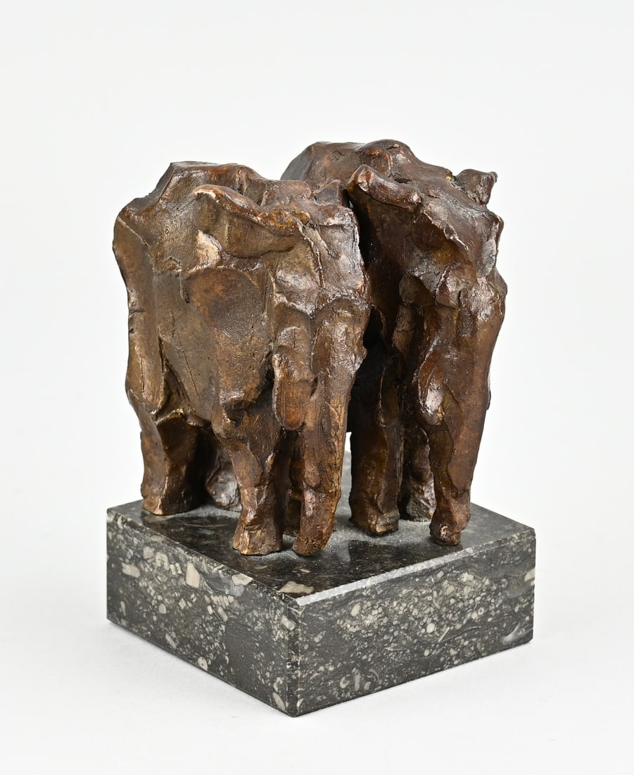 Antoinette Briët sculpture, Two elephants: Modern bronze sculpture by Antoinette Briët. Two elephants on marble base. Dimensions: 14 cm. In good condition.