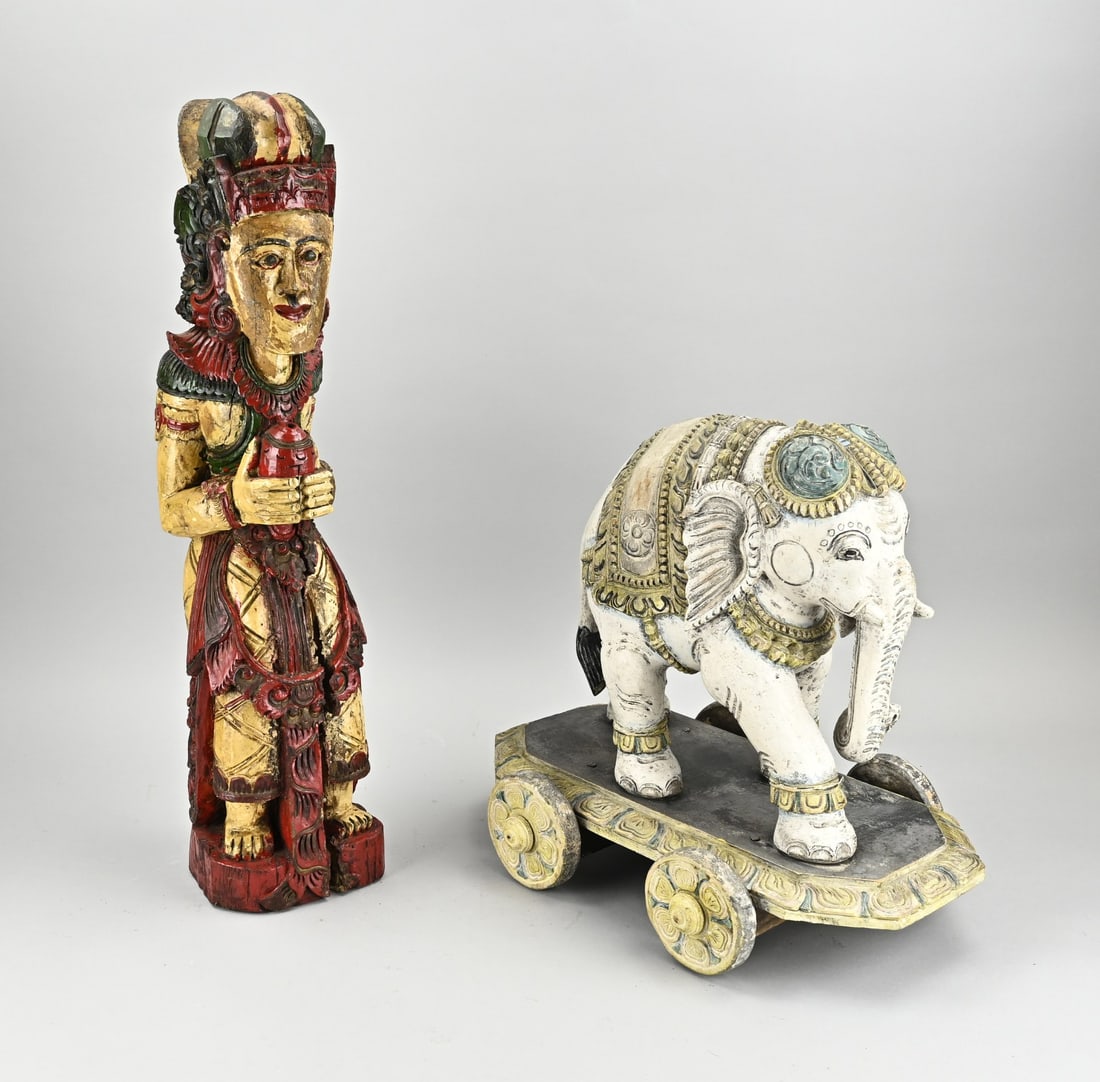 2x Wooden statue: Two oriental woodcarved statues with polychromy. 20th century. Dimensions: 45 + 63 cm. In good condition.