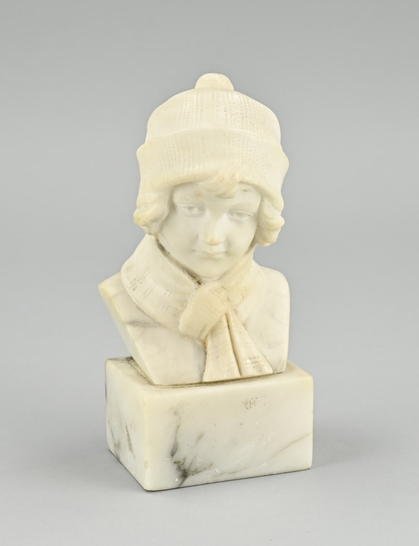 Marble statue/bust, H 16 cm.: Antique marble bust of a girl with hat and scarf. Germany. Design Fritz Kochendorfer, 1871 - 1942. Size: H 16 cm. In good condition.