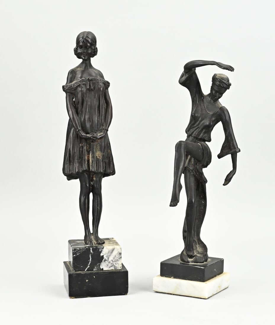 2x Bronze figure: Two bronze female figures. 20th century. Size: 30 - 34 cm. In good condition.