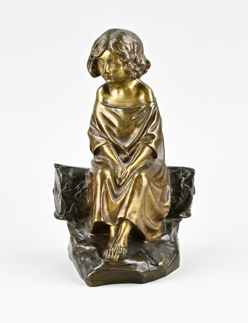 Bronze figure by M. Pascal, Seated girl: Antique bronze statue of seated girl by tree. Signed M. Pascal. Circa 1900. Two-tone patinated. Dimensions: H 26.5 cm. In good condition.