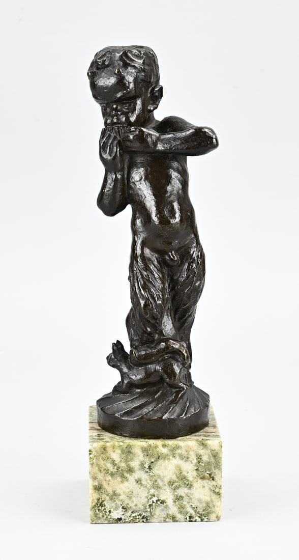 Bronze figure, Faun: Antique bronze figure. Faun playing pan flute with cat. On marble base. Signed MG Dimensions: H 29 cm. In good condition.
