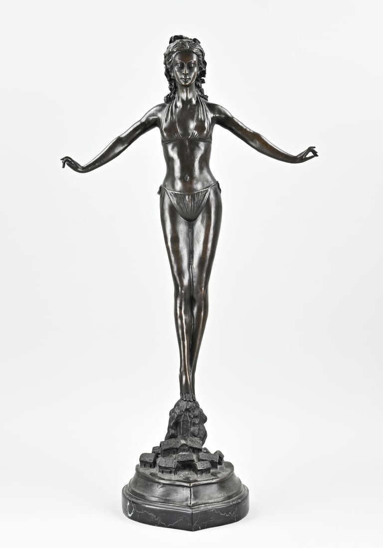 Bronze statue, Lady: Large bronze statue. Lady in bikini, diver. Second half of the 20th century. Dimensions: H 68 cm. In good condition.