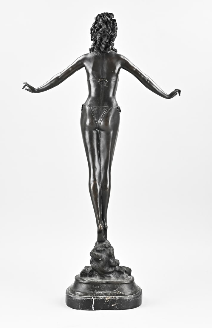 Bronze statue, Lady - 2