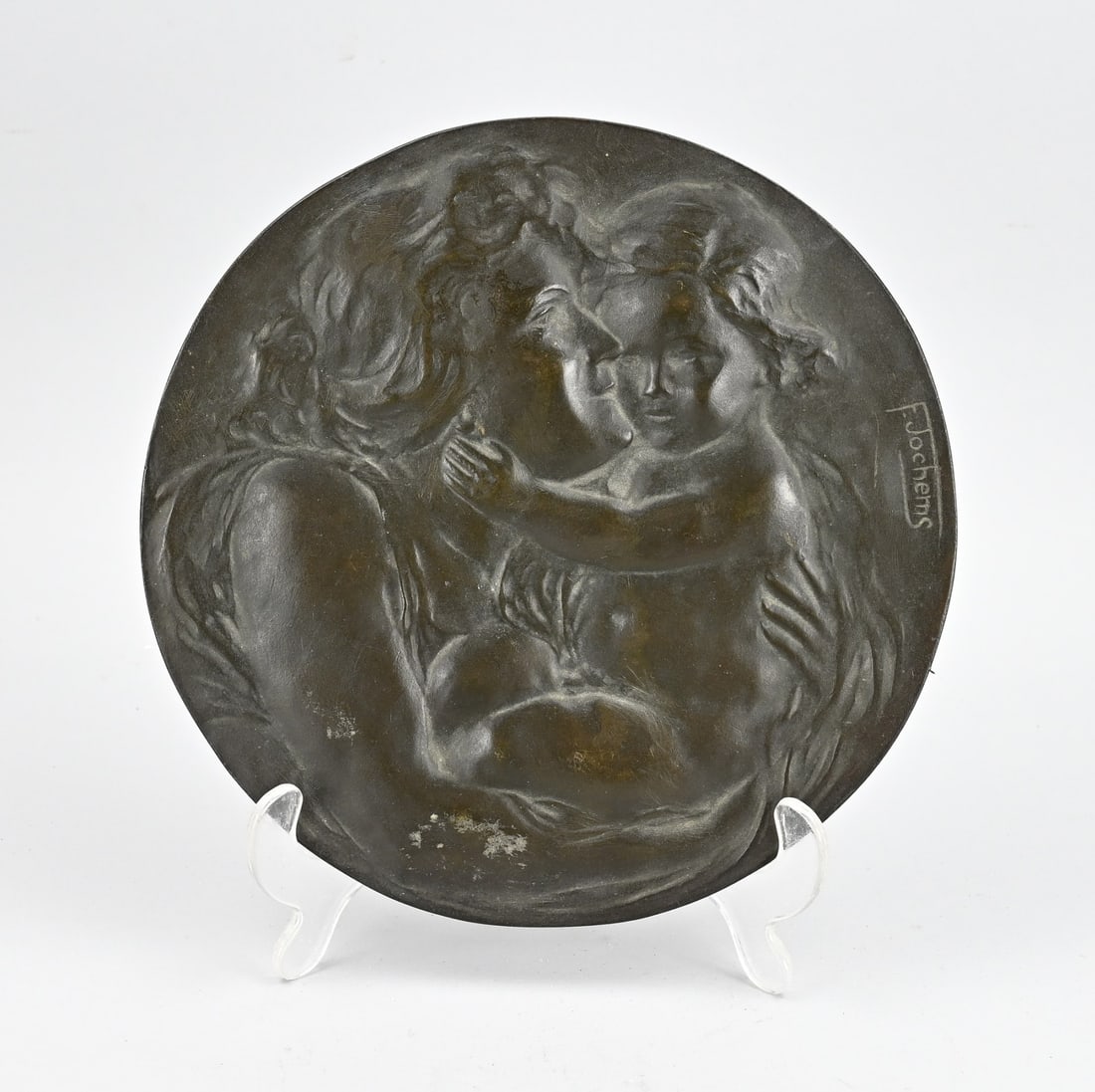 Bronze plaque, Ø 23 cm.: Large round plaque of bronze, with image of mother and child. Signed F. Jochems, 1880 - 1949. Circa 1900. Size: Ø 23 cm. In good condition.