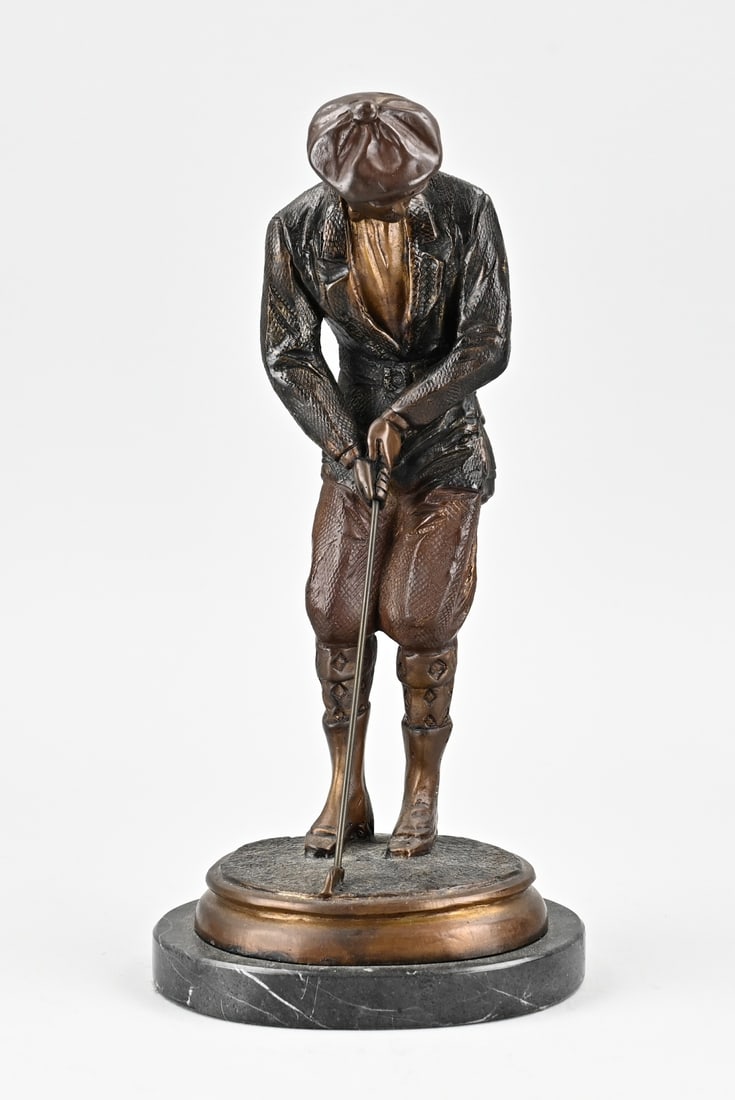 Bronze statue, Golfer: Old bronze golfer on marble base. Signed. 20th century. Dimensions: H 32 cm. In good condition.