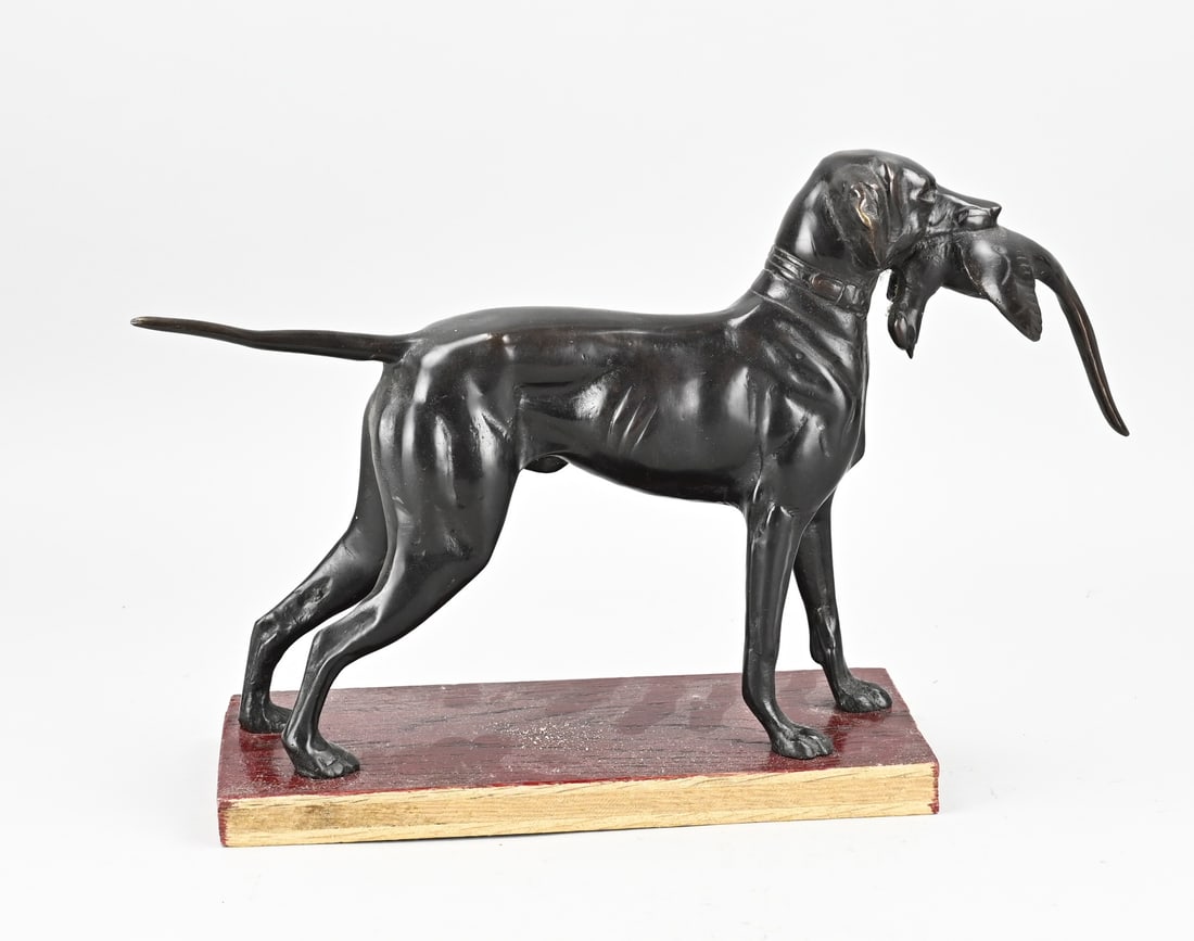 Bronze hunting dog: Bronze hunting dog with pheasant. Mounted on wooden base. 20th century. Dimensions: 26 x 40 x 12 cm. In good condition.