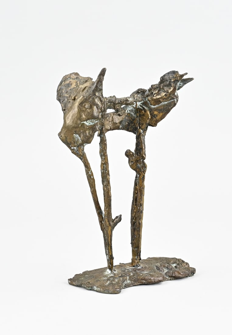 Edith Imkamp, Modern sculpture: Edith Imkamp. 1930 - . Modern bronze sculpture with bird. Size: approx. 20 cm. In good condition.