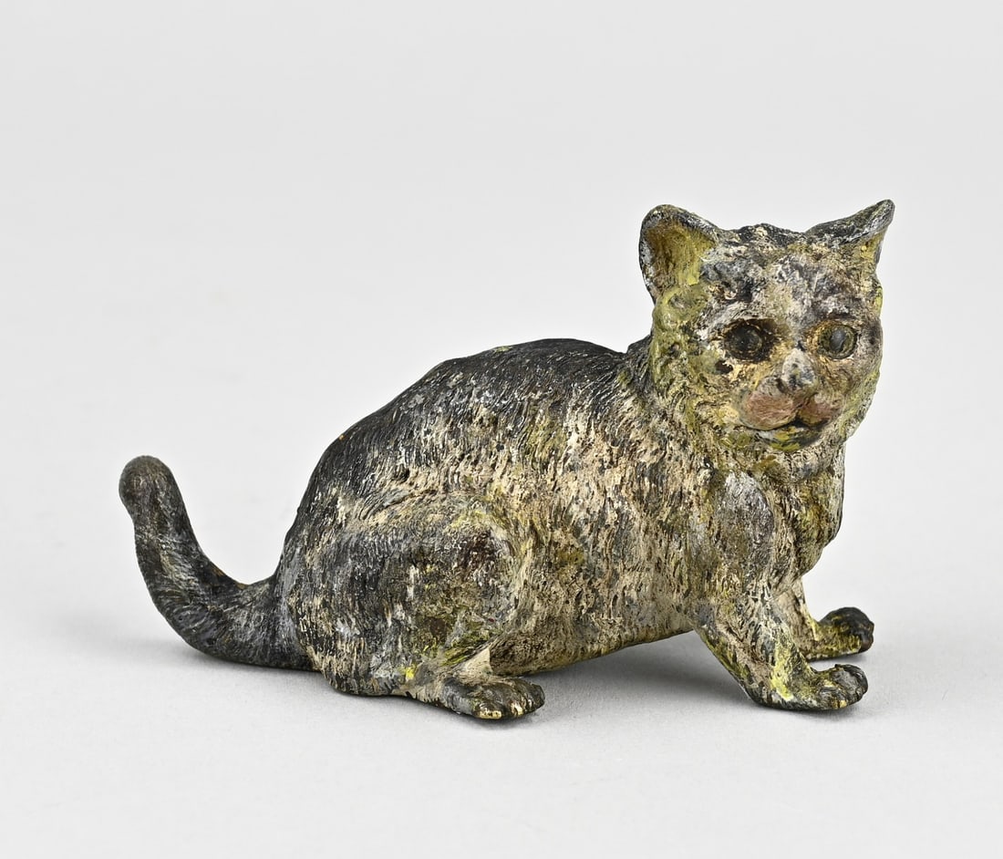 Viennese bronze, Cat: Antique Viennese bronze cat. Cold painted. Circa 1900. Size: 9,7 cm. In good condition.