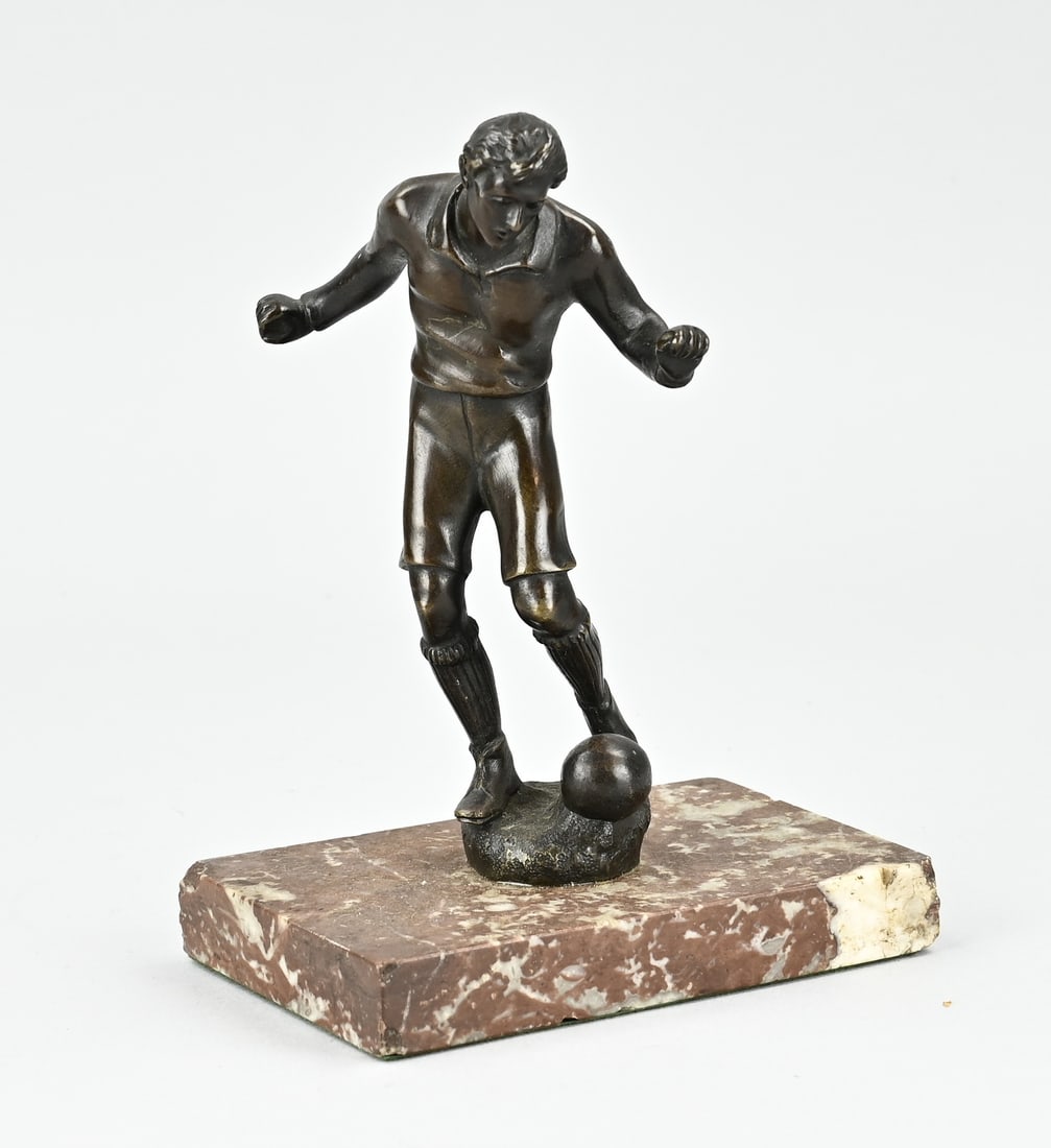 Bronze statue, Footballer: Antique bronze statue of a football player, placed on a marble base. Dimensions: H 16 cm. In good condition.