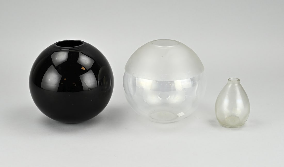 3x AD Copier Leerdam vase, H 9 - 15 cm.: Three antique Dutch Copier Leerdam ball vases, two with bottom mark. Some minimal chips. Size: 8.5 - 15 cm. In reasonable/good condition.