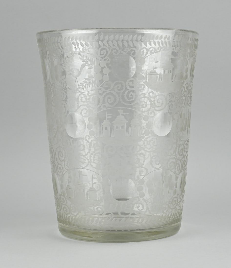 Engraved glass grape rinser Ø 21.5 cm.: 18th century engraved glass grape rinser with floral/building decoration. Dimensions: H 27 x Ø 21.5 cm. In good condition.