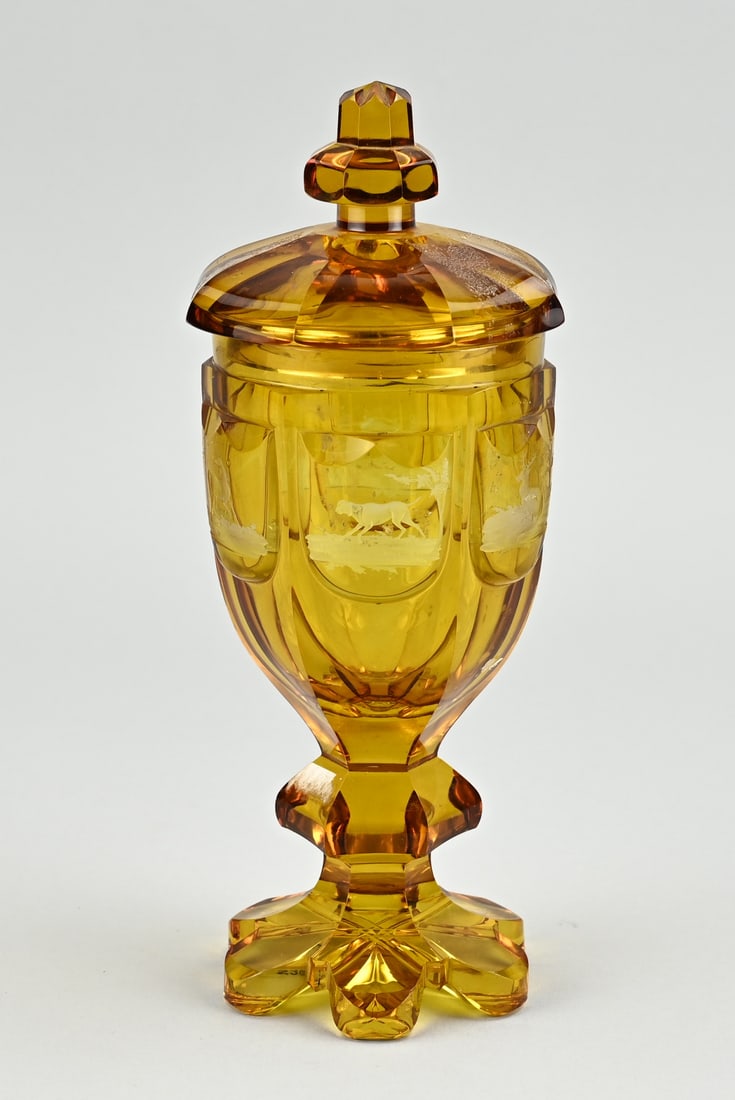 Bohemian lidded coupe, H 23.5 cm.: Finely engraved 19th century Bohemian crystal lidded goblet with various engraved game scenes. Dimensions: H 23.5 cm. In good condition.