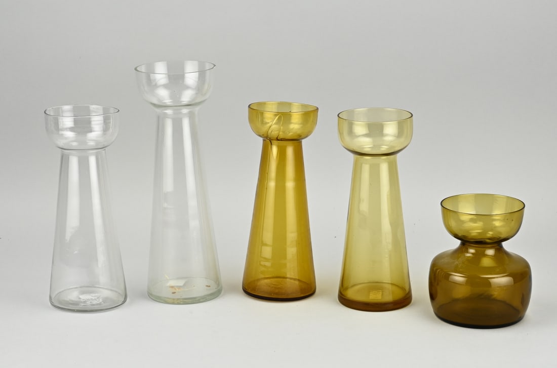 5x Glass vase (hyacinth): Five antique Dutch glass tulip/hyacinth vases. First half 20th century. Size: 11 - 24 cm. In good condition.