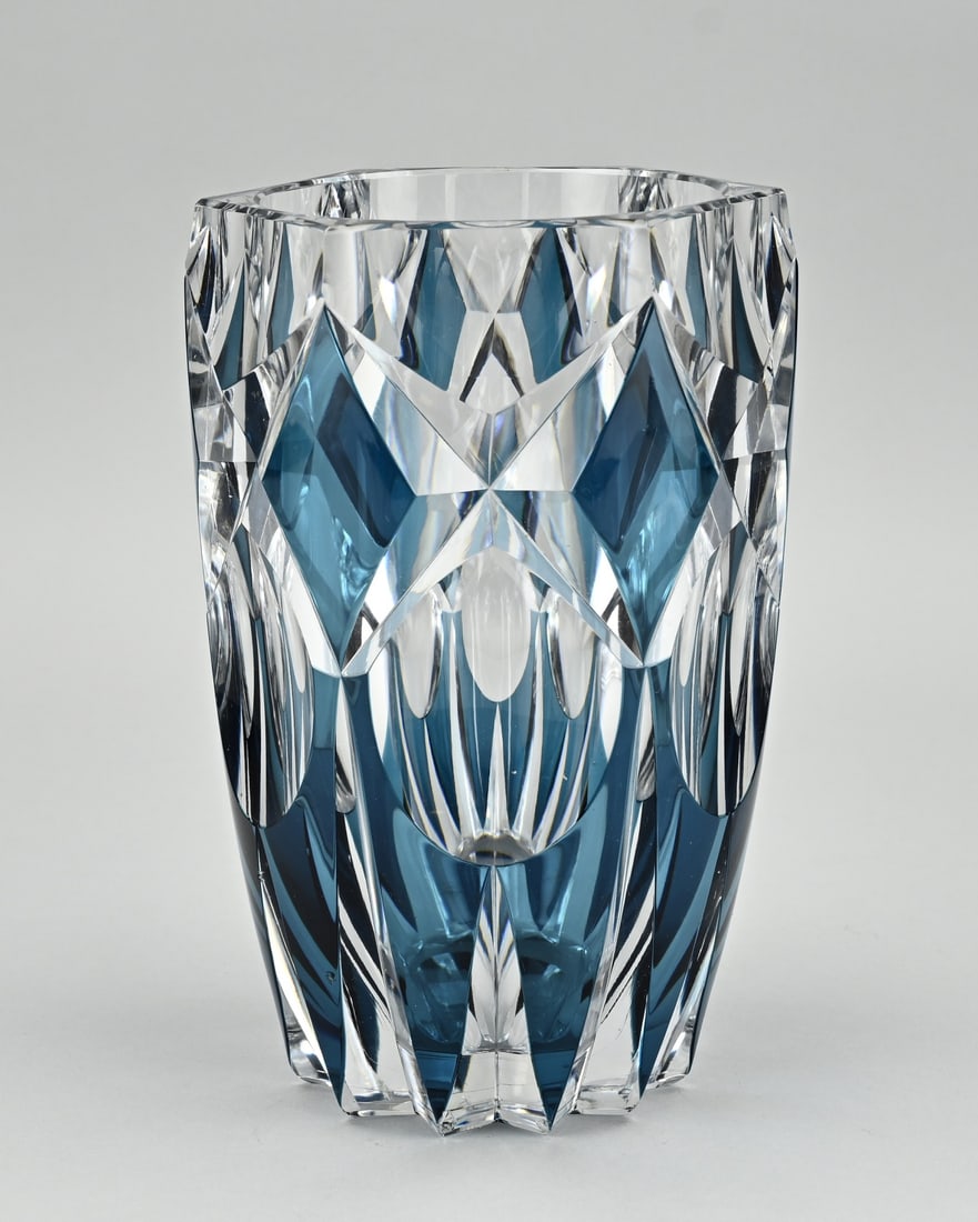 Saint Lambert vase, H 23 cm.: Beautiful and large Valerie Saint Lambert crystal glass vase. Design Charles Graff. 'Jemeppe'. 20th century. Some minimal chips at base. Dimensions: H 23 cm. In good condition.