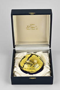 Paper Weight / Luigi Benzoni: Murano paperweight by Luigi Benzoni, 1956 Italy. Paperweight with gold leaf face, in original box. Size: 6,5 x Ø 10 cm. In good condition.