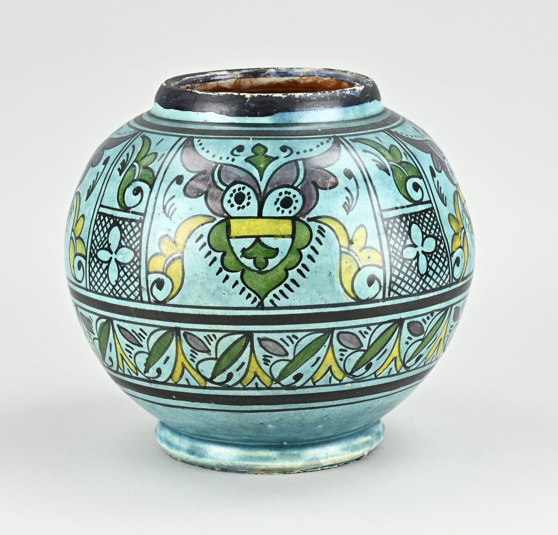 Persian vase, H 20.5 cm.: Antique polychrome faience Persian ball vase. Marked Safi. With Persian text and floral decoration. Dimensions: H 20.5 x Ø 20.5 cm. In good condition.