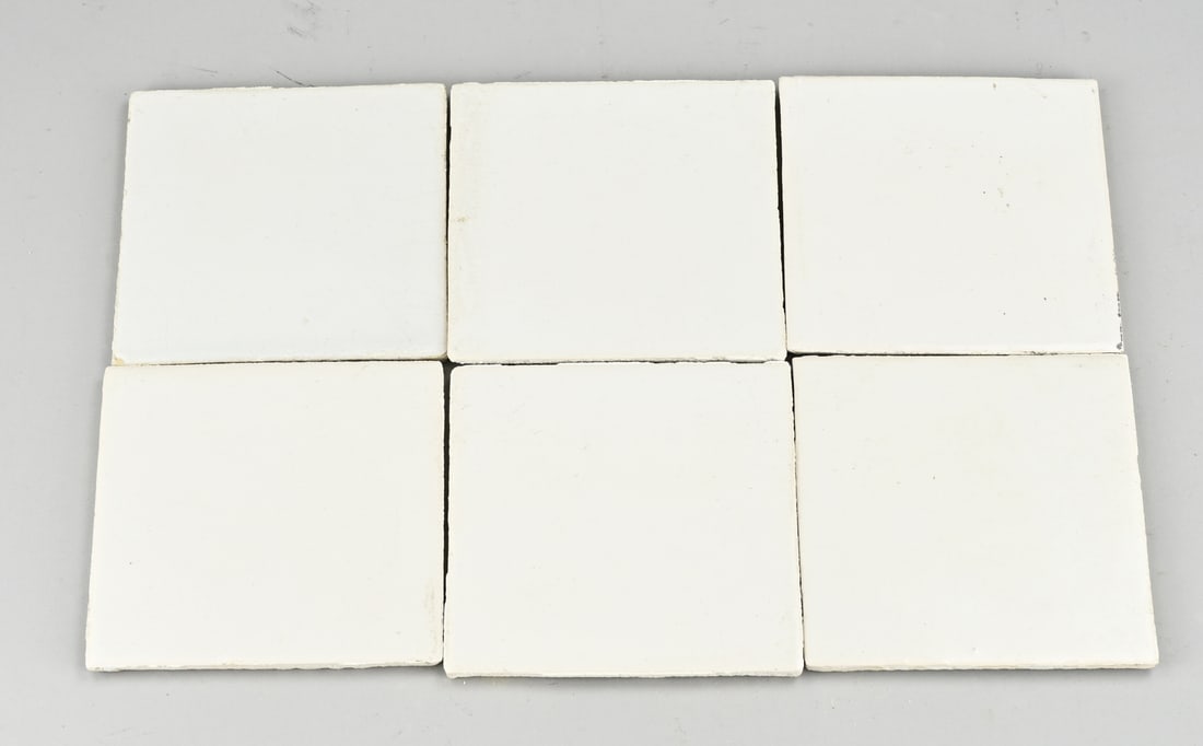 Lot of antique white tiles (100 pcs.): Lot with antique white wall tiles. Quantity: 100 pcs. So-called white tiles. Size: 13 x 13 cm. In good condition.