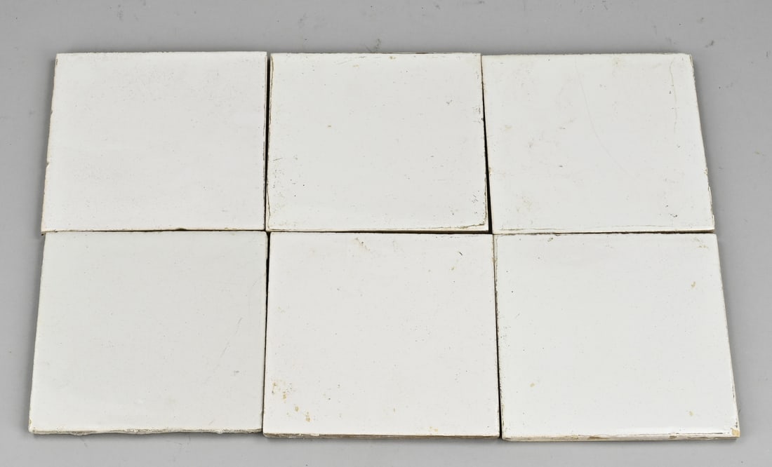 Lot of antique white tiles (100 pcs.): Lot with antique white wall tiles. Quantity: 100 pcs. So-called white tiles. Size: 13 x 13 cm. In good condition.