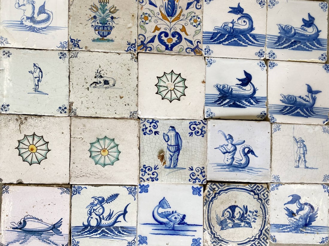 Lot of rare old thick tiles (20 pcs.): Lot of 20 pieces of various antique thick tiles. Circa 1650 - 1730. With various images, including sea monsters etc. Dimensions: 13 x 13 cm. In good condition.