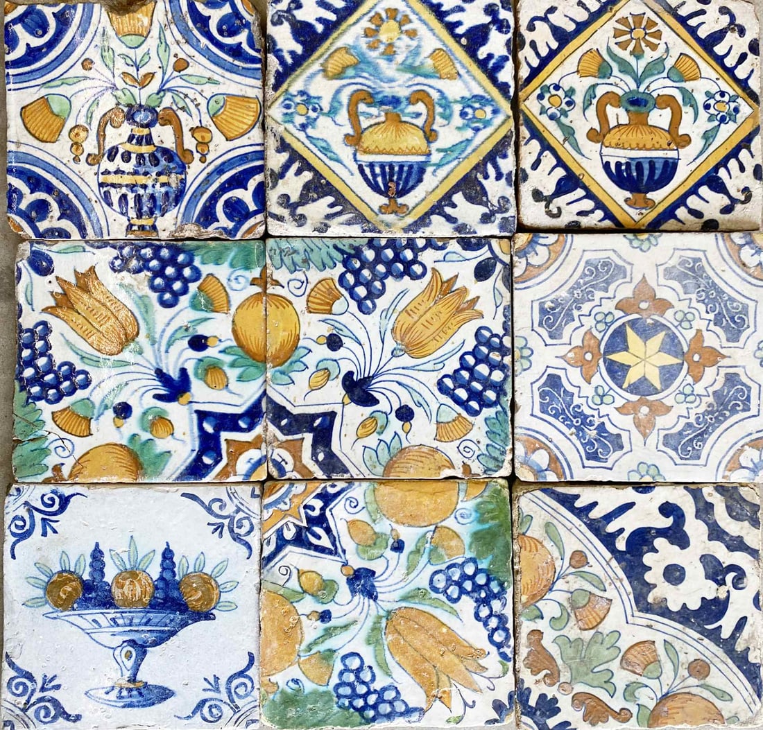 Very old polychrome tiles (9 pcs.): Lot of nine 17th century polychrome painted tiles. Various types. Some with old restoration. Dimensions: 13 x 13 cm. In good condition.